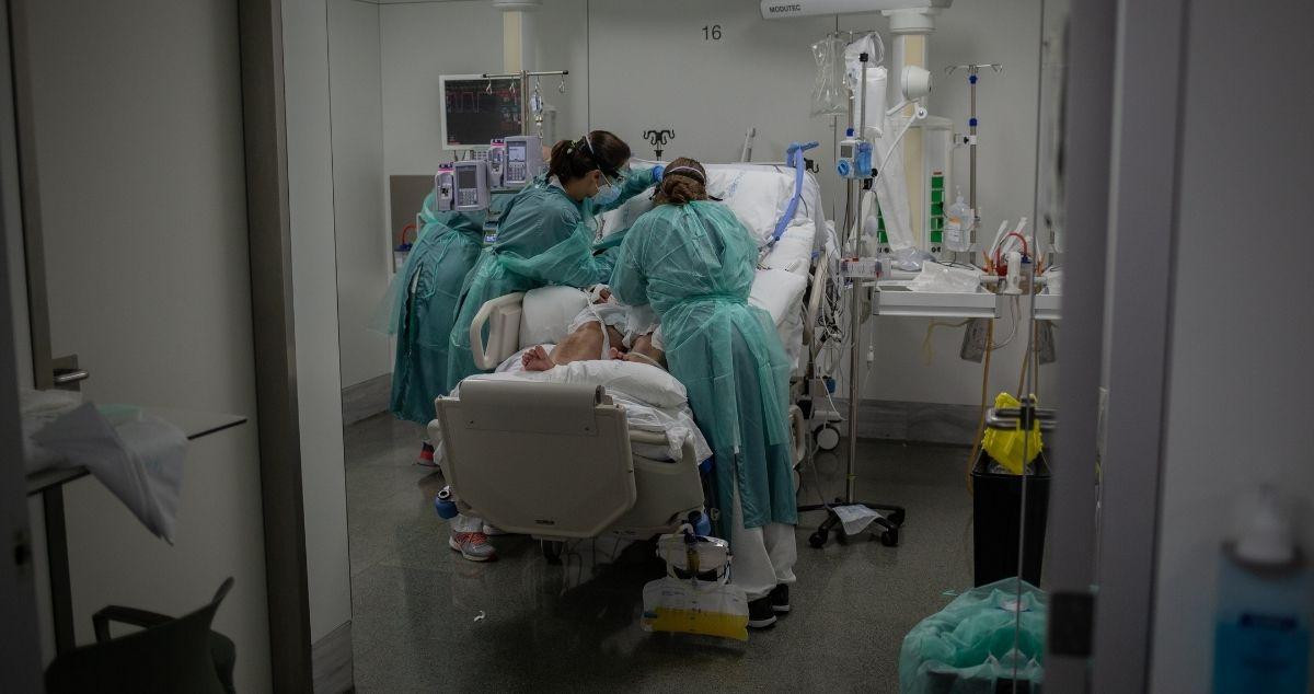 Sanitarios atienden a un paciente Covid ingresado en la uci de un hospital público / David Zorrakino (EP)