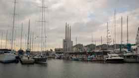 El puerto de Badalona, en la marina donde se construirá el canal del Gorg y donde se han desarrollado viviendas de lujo, con las Tres Chimeneas de fondo / EP