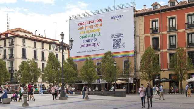 La campaña 'Nutriendo la Diversidad' de Danone por el mes del Orgullo LGTBI en la plaza de Ópera de Madrid / DANONE