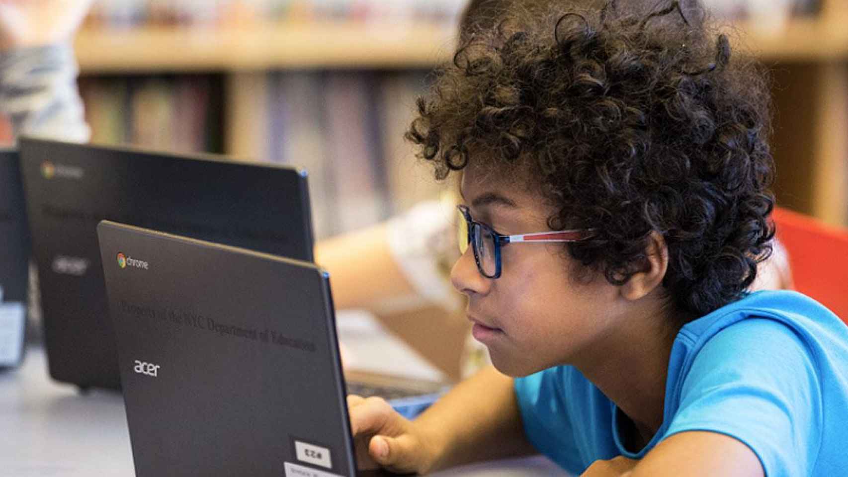 Imagen de un alumno utilizando un portátil cedido a su colegio por Google, la plataforma que 'veta' el Govern / GOOGLE