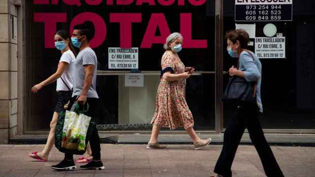 Varias personas caminando por el centro de Lleida el lunes / EFE