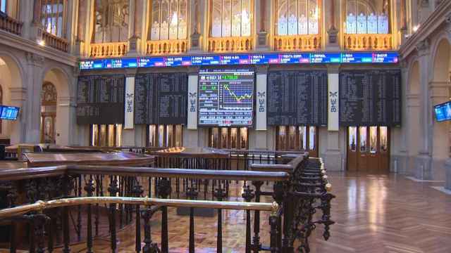 Interior de la Bolsa de Madrid, con las plantallas del Ibex al fondo / EP