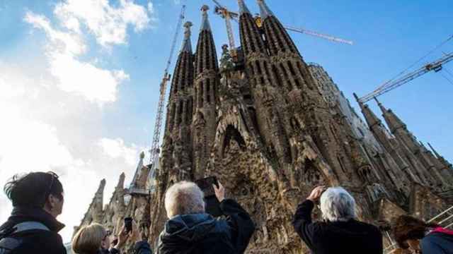 Varios turistas ante la Sagrada Familia de Barcelona, en Cataluña / EFE