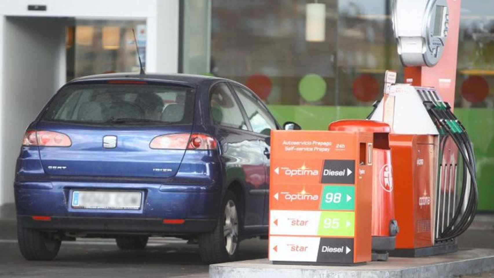 Un coche repostando carburante, uno de los bienes valorados para calcular el IPC / EUROPA PRESS
