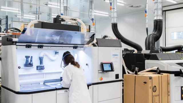 Una operaria trabaja con una impresora 3D en Sant Cugat del Vallès (Cataluña) / HP