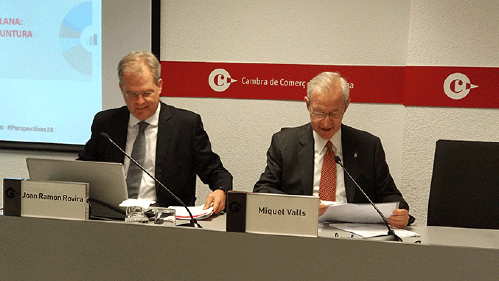 Joan Ramon Rovira, jefe de Estudios Económicos, y Miquel Valls, presidente de la Cámara de Comercio de Barcelona, en una imagen de archivo / CG