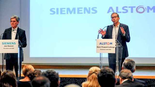 El presidente de Siemens, Joe Kaeser (i), y el responsable de Alstom, Henri Poupart-Lafarge (d), en el anuncio de fusión de ambas compañías en septiembre que ahora ha encallado en lo laboral / EFE