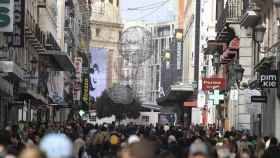 El comercio de la calle Preciados de Madrid repleta de gente durante la segunda edición del Black Friday / EFE