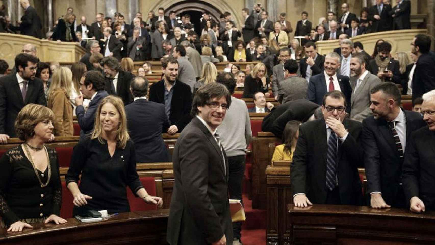 Carles Puigdemont (centro) en el Parlament.