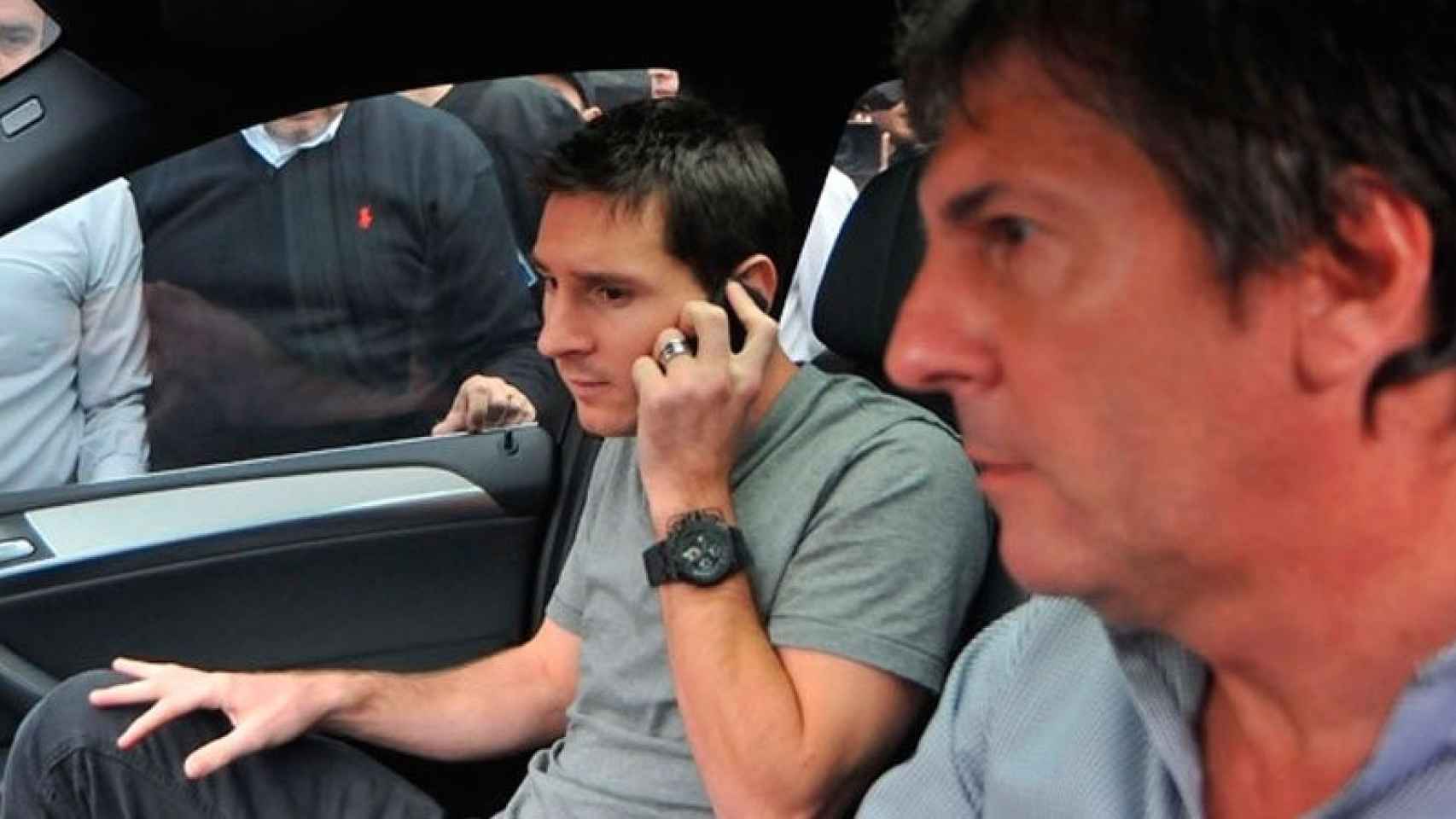Leo Messi y su padre a la salida del juzgado.