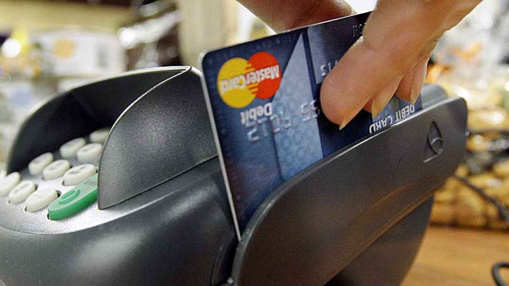 Una tarjeta de crédito pasada por un datáfono / EFE