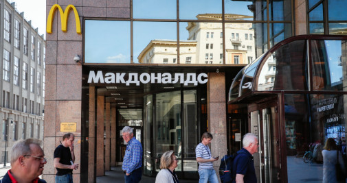 La gente camina frente a un McDonald's cerrado en Moscú, Rusia / EFE