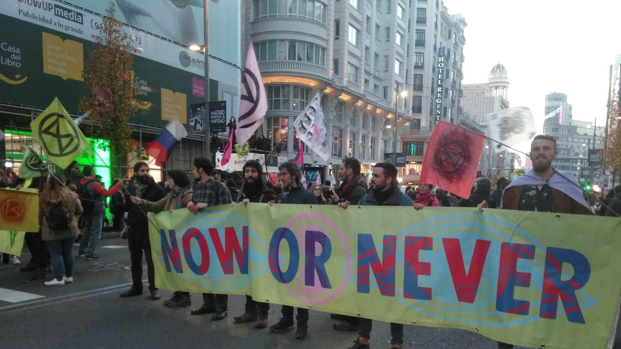 Manifestantes bloquean la Gran Vía para exigir a la COP25 que tome acciones efectivas ante la urgencia climática / EP