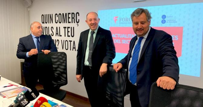 El profesor Gonzalo Bernardos (c), junto al director general de Forcadell, Ivan Vaqué (i), y el responsable del área de empresas, Antonio López (d) / CG
