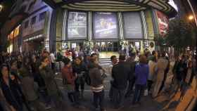Espectadores hacen cola para entrar en un cine de Madrid / EFE