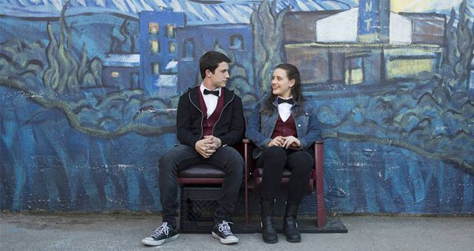 Clay Jensen (Dylan Minnette) y Hannah Baker (Katherine Lengford) en un fotograma de 'Por trece razones'