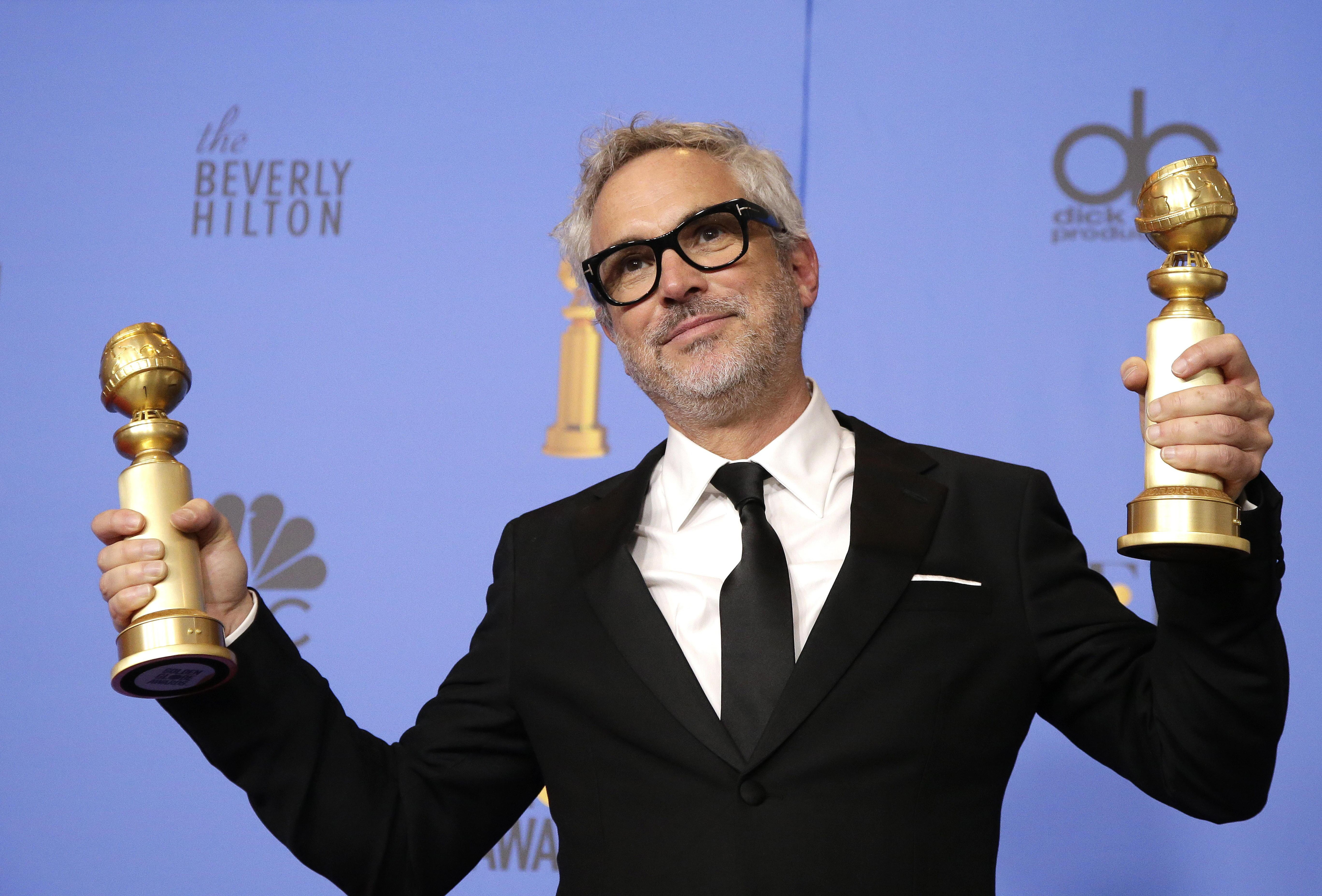 Alfonso Cuarón, con sus premios como mejor director y mejor película en lengua extranjera por 'Roma' / EFE