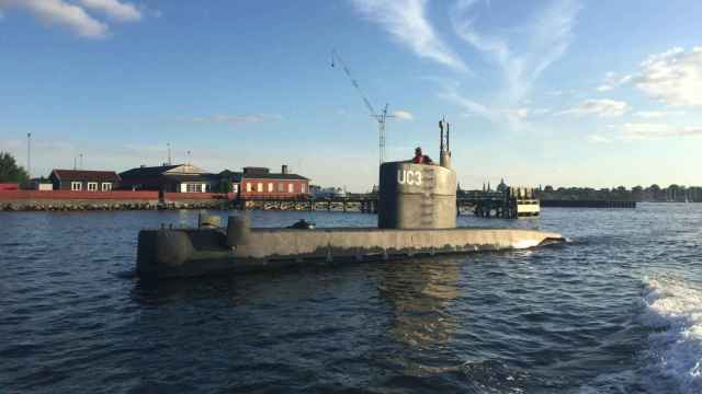 El submarino en el puerto de Copenhague con la periodista en el castillo / EFE