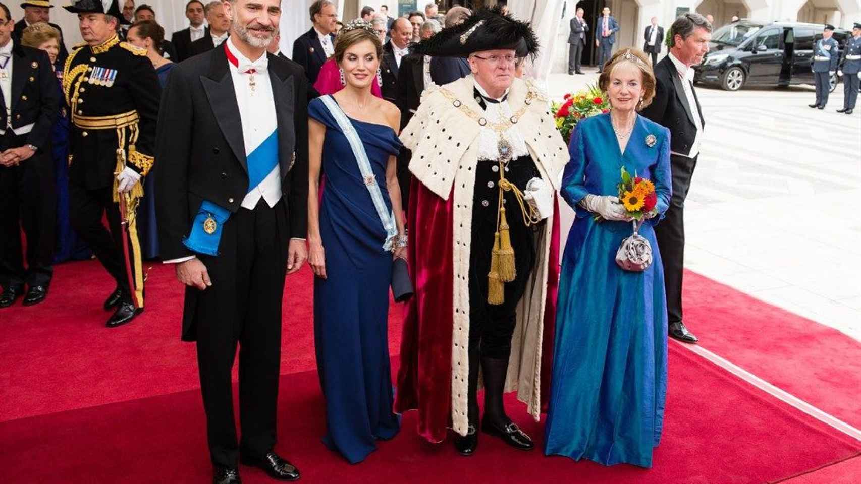 La Reina Letizia hace un guiño a los británicos con un vestido homenaje a su bandera