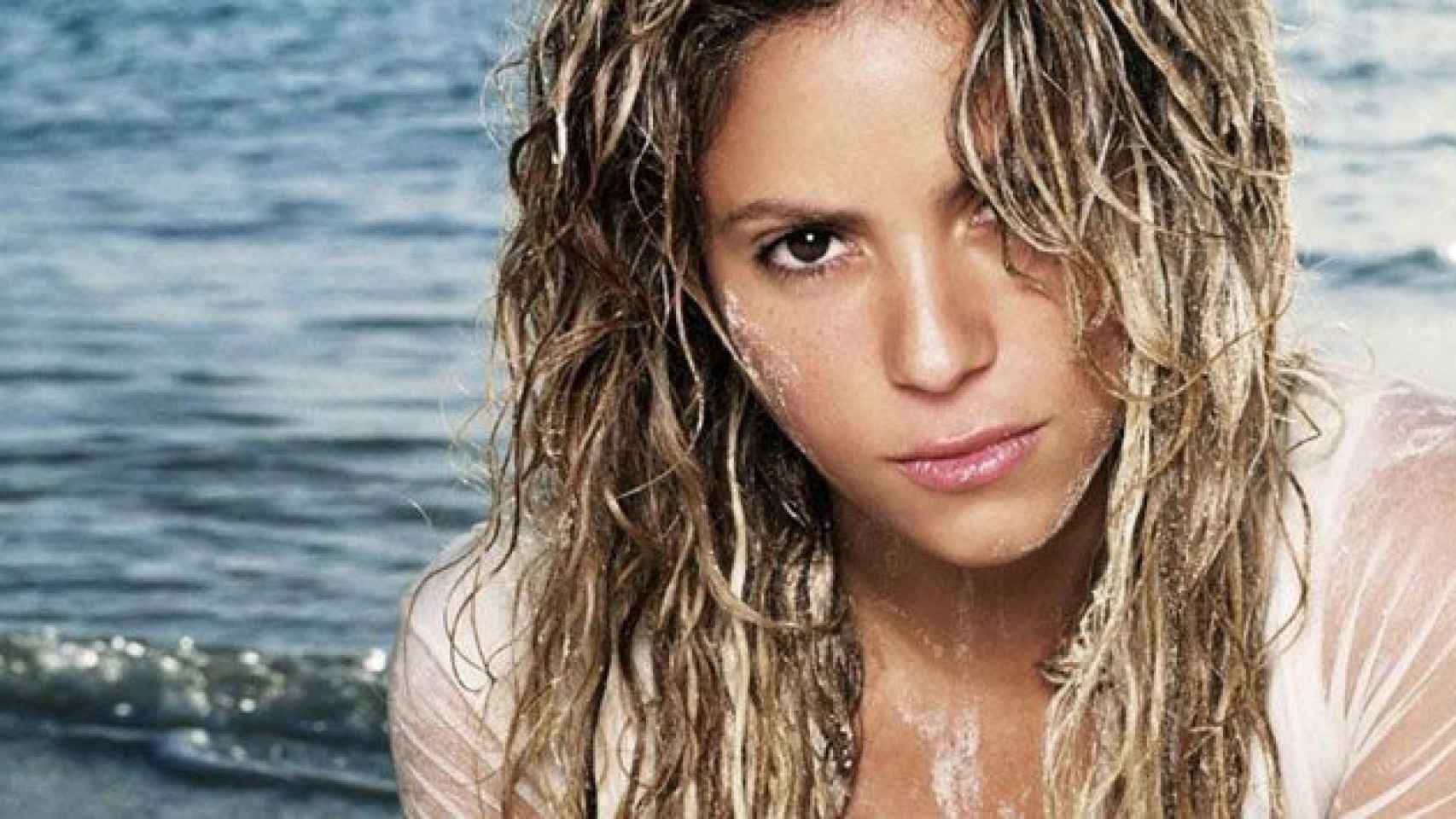 La cantante Shakira, con el pelo mojado en la playa / CD