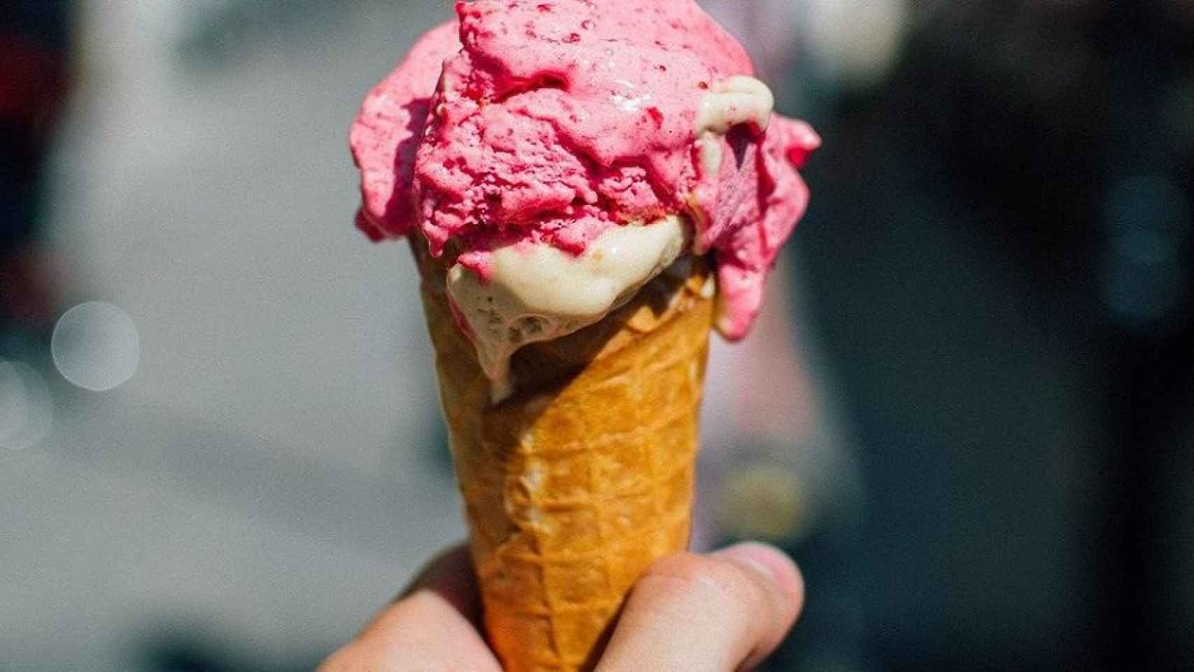 Un helado artesanal, la joya de las heladerías de Barcelona / StockSnap EN PIXABAY