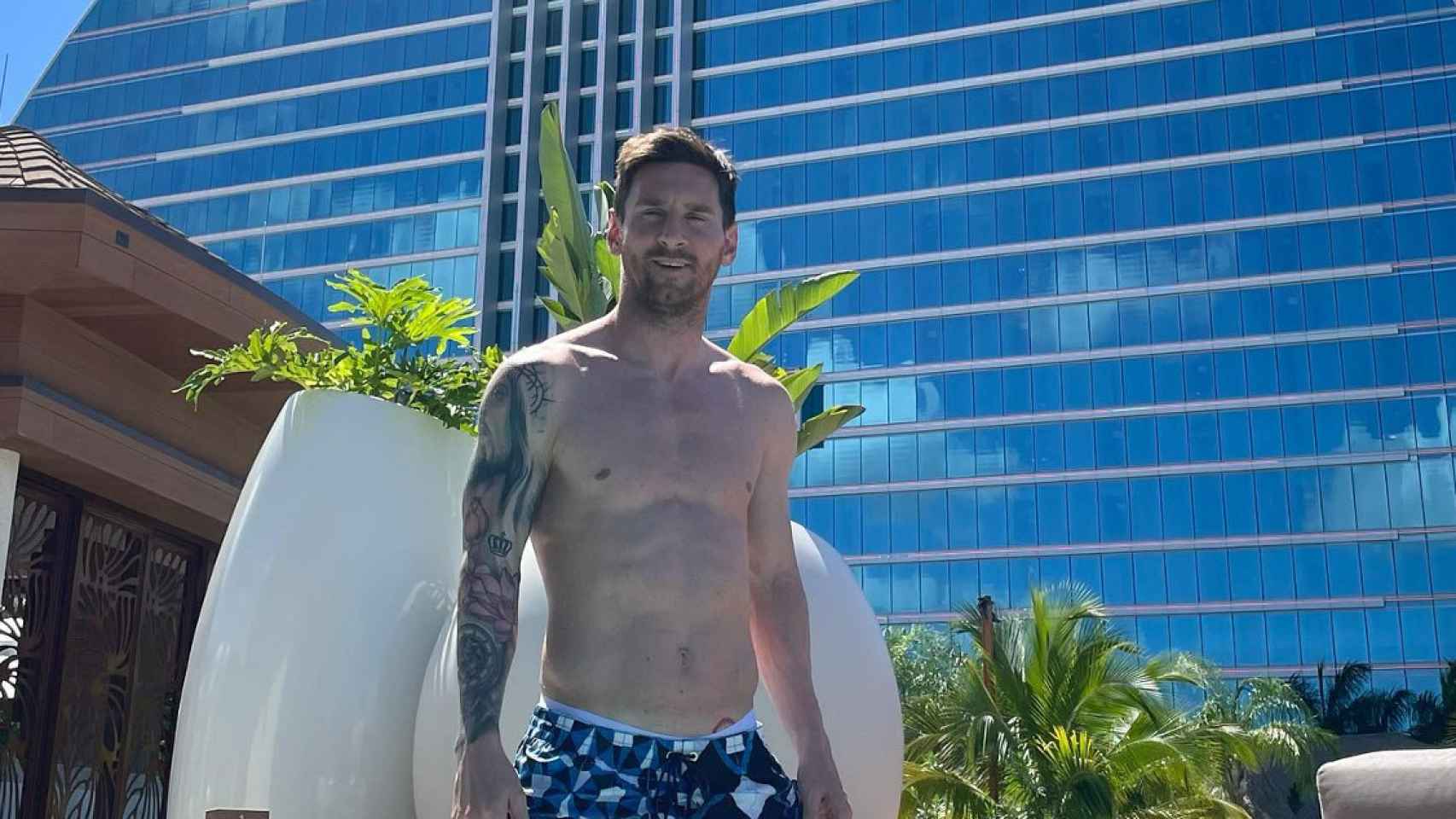 Messi posa frente a la piscina del hotel Hard Rock de Miami INSTAGRAM