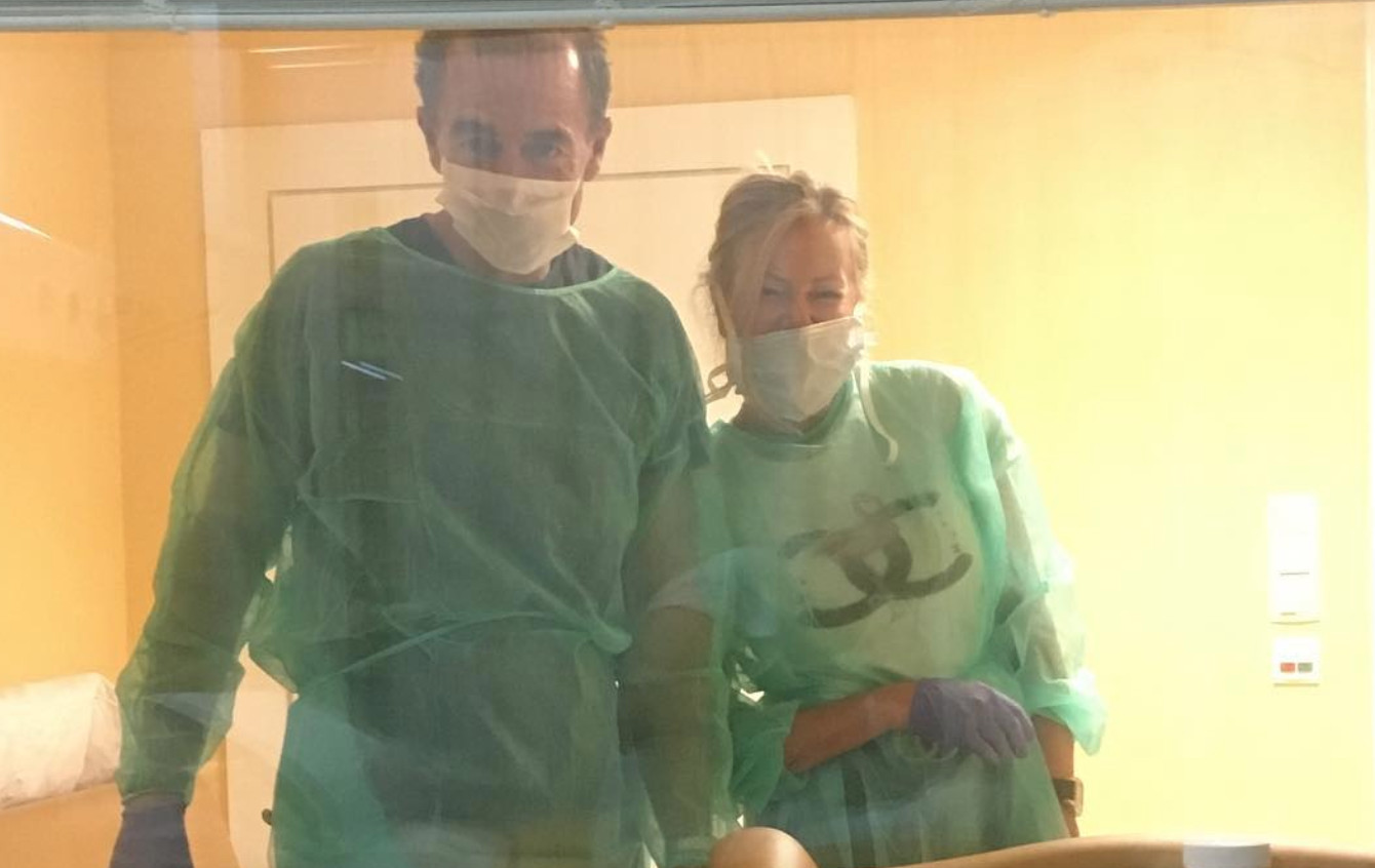 Alessandro Lequio y Ana Obregón en el hospital apoyando a su hijo Álex en la lucha contra el cáncer / INSTAGRAM