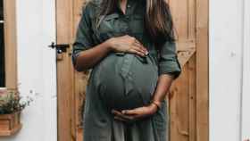 Una mujer en pleno embarazo / Camylla Battani en UNSPLASH