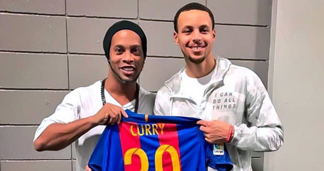 Ronaldinho Gaúcho regaló una camiseta del Barça a Stephen Curry / @10Ronaldinho