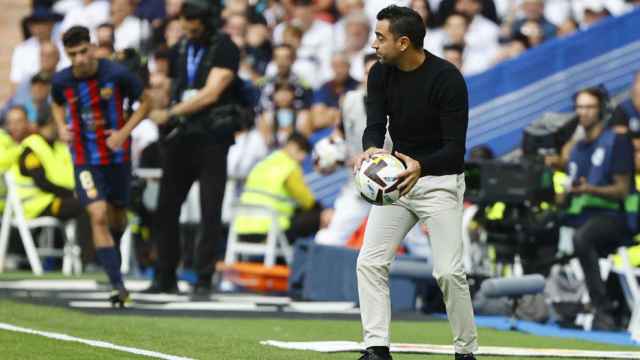 Xavi Hernández, cogiendo un balón para intentar que el Barça saque rápido de banda / EFE