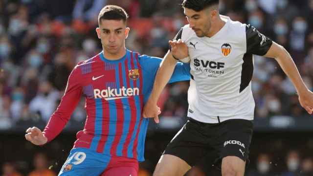 Ferran Torres, intentando arrebatar el balón a Carlos Soler / EFE