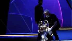 El trofeo de la Champions League, en la gala de la UEFA en Estambul / EFE