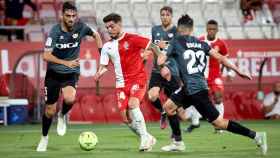 Monchu pelea un balón en el Girona-Rayo de play-off de ascenso / EFE