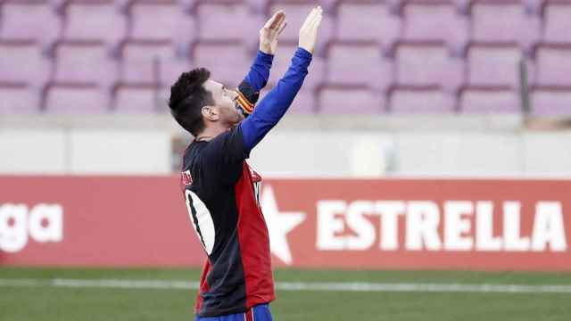 Leo Messi, en su homenaje a Maradona | EFE