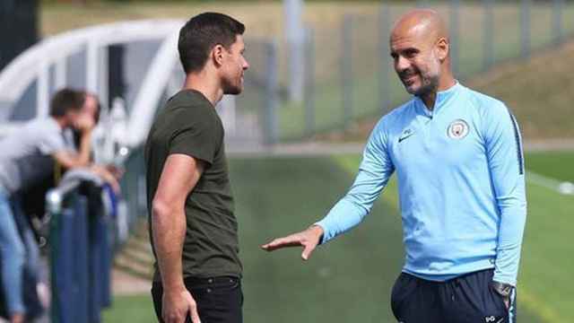 Xabi Alonso visitando a Pep Guardiola en un entrenamiento del City / EFE