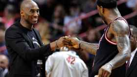 Kobe Bryant saluda a LeBron James en el enésimo ejemplo de su amistad y sana rivalidad / EFE