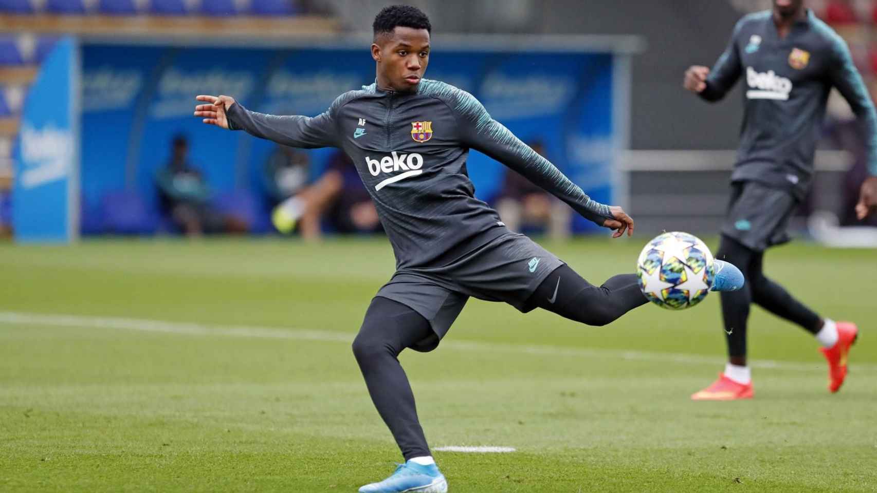 Ansu Fati rematando a portería en un entrenamiento del Barça / FC Barcelona