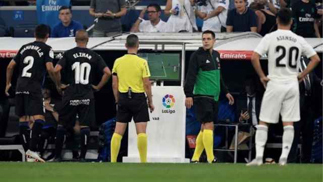 Una foto de archivo de la revisión de una jugada a través del VAR en el Leganés - Madrid de Liga