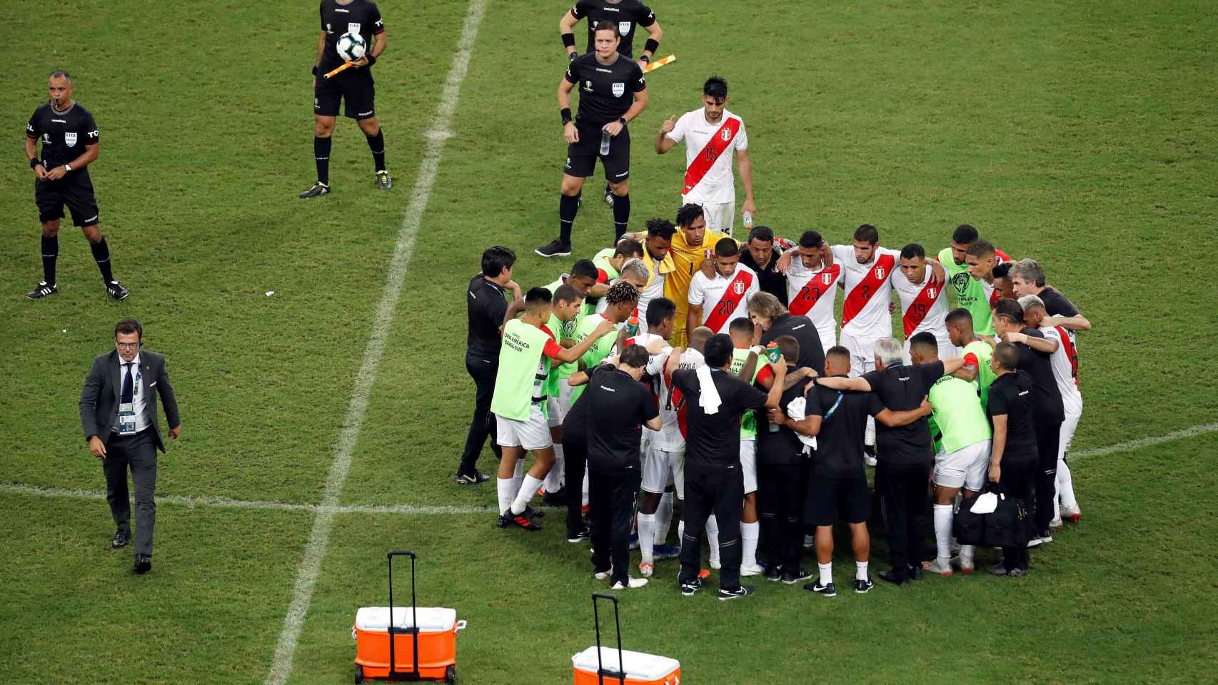 La selección peruana celebrando la victoria contra Uruguay / EFE