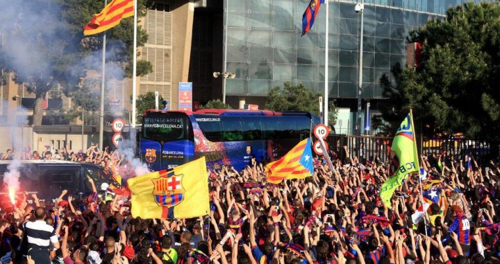 Aficionados del Barça recibiendo al equipo en el Camp Nou / EFE