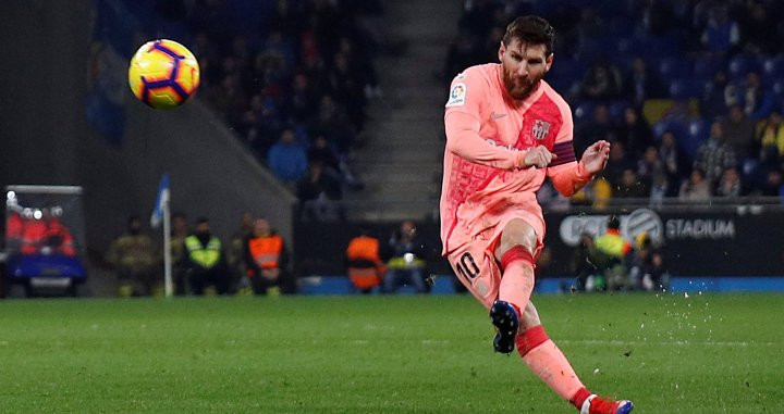 Leo Messi marcando un gol de falta en el Espanyol - Barça / EFE