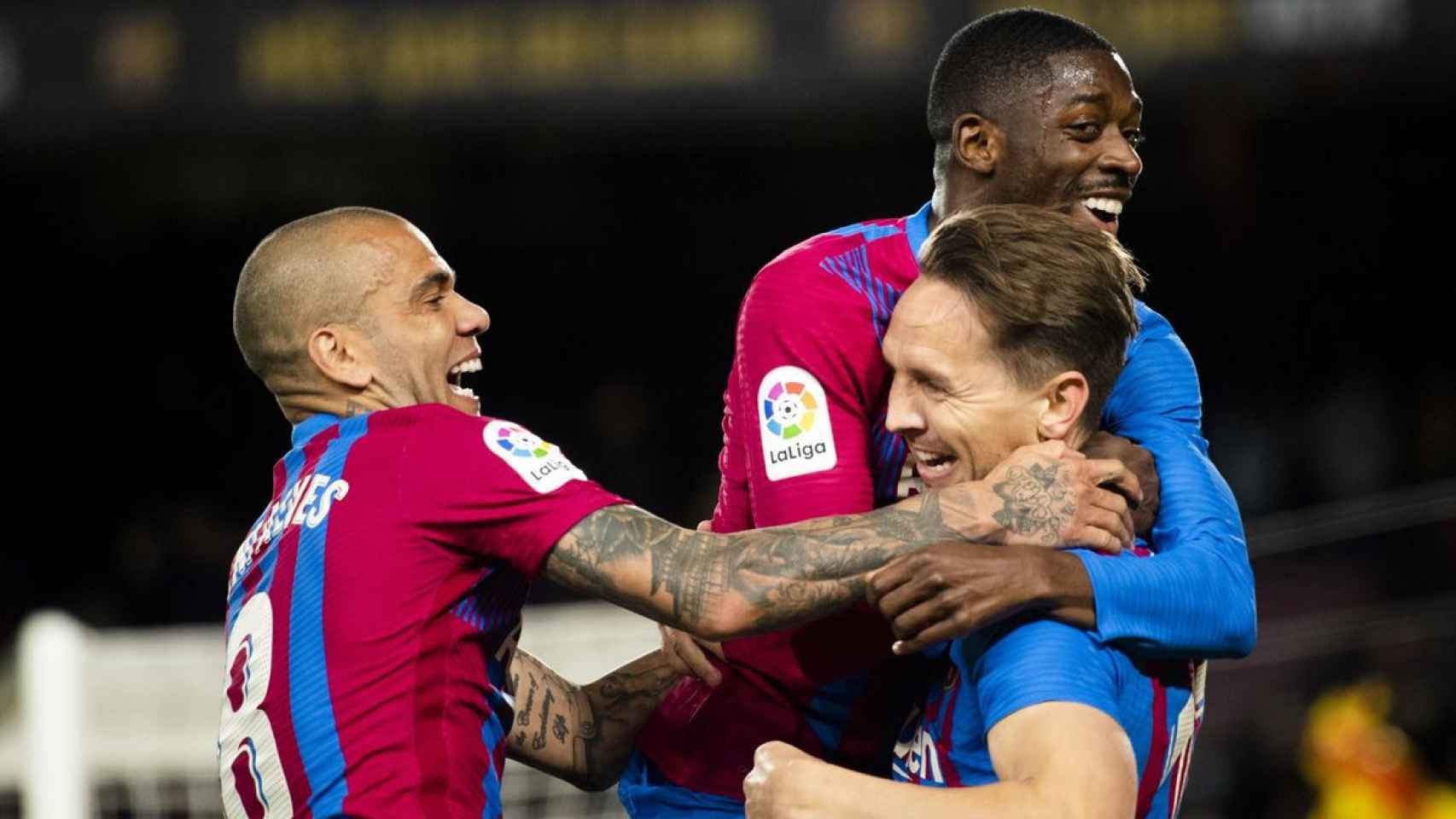 Alves y Dembelé felicitan a Luuk de Jong tras marcar el tercer gol del Barça contra el Athletic / FCB