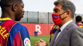 Ousmane Dembelé saluda a Joan Laporta después de que ganase las elecciones / FCB