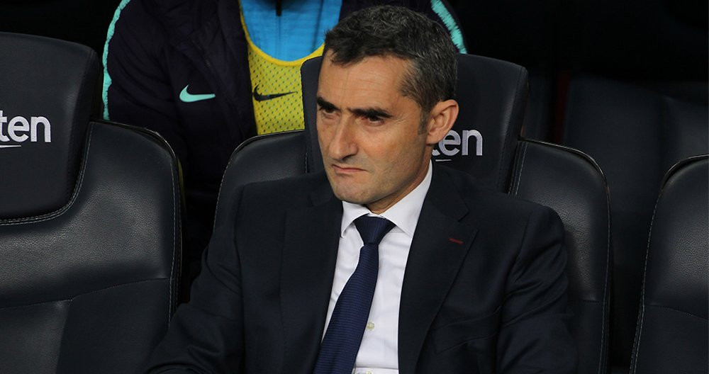 El técnico del Barça, Ernesto Valverde, en el banquillo con el semblante serio / EP
