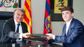 Laporta y Gavi, en la firma del nuevo contrato del joven futbolista del Barça / FCB