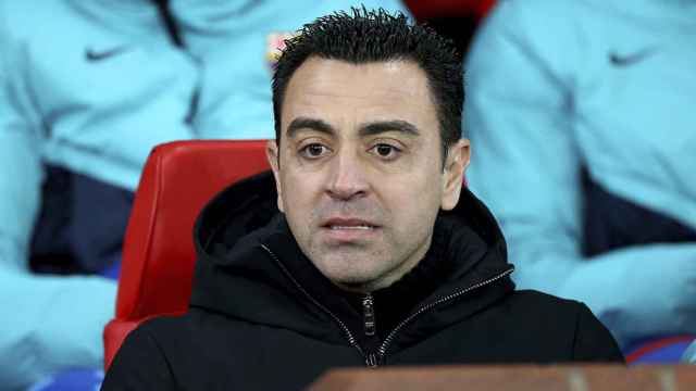 Xavi Hernández, en el banquillo de Old Trafford, viendo a los jugadores del Barça / EFE