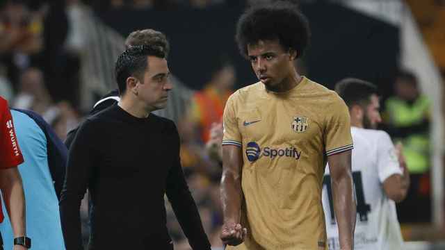 Xavi conversa con Jules Koundé, cuya lesión deja la defensa en cuadro / EFE