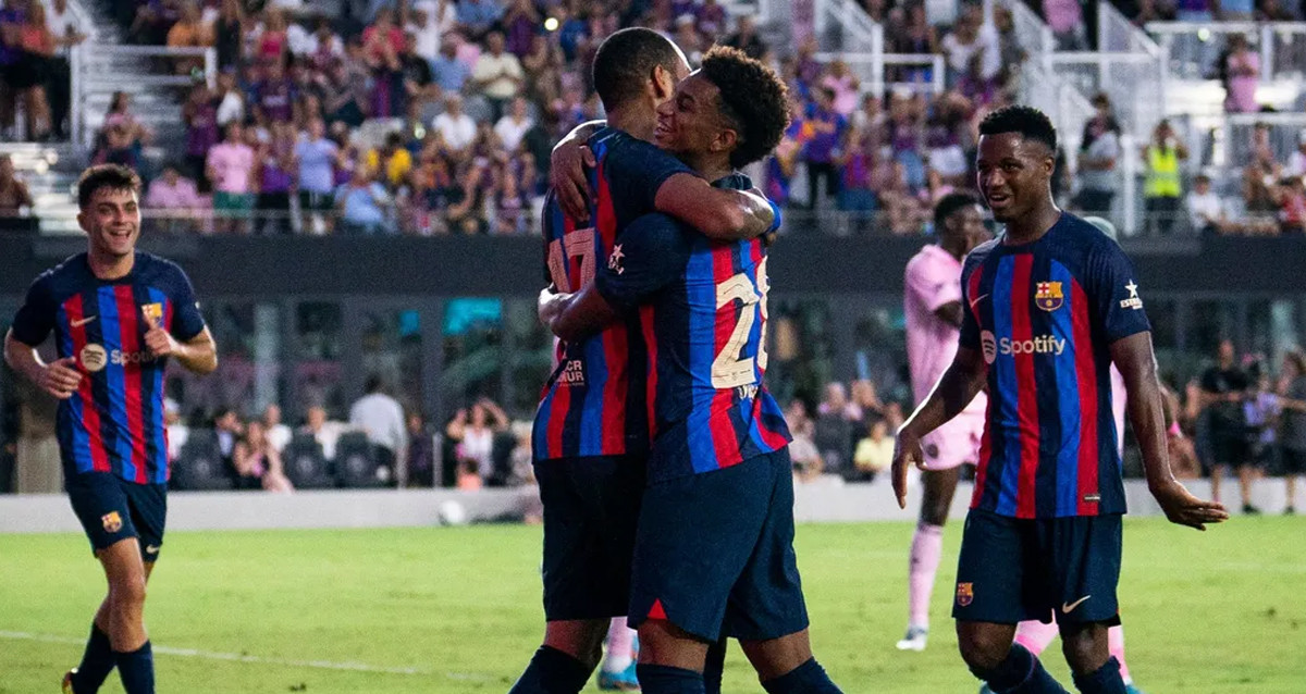 El abrazo de Alejandro Baldé con Aubameyang, tras anotar el primer gol en la victoria contra el Inter de Miami / FCB