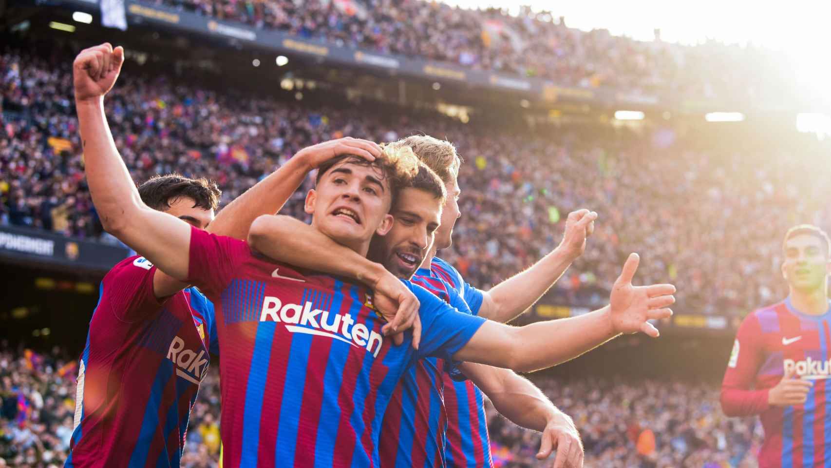 Gavi y Jordi Alba celebran, eufóricos, sus goles al Atlético / FCB