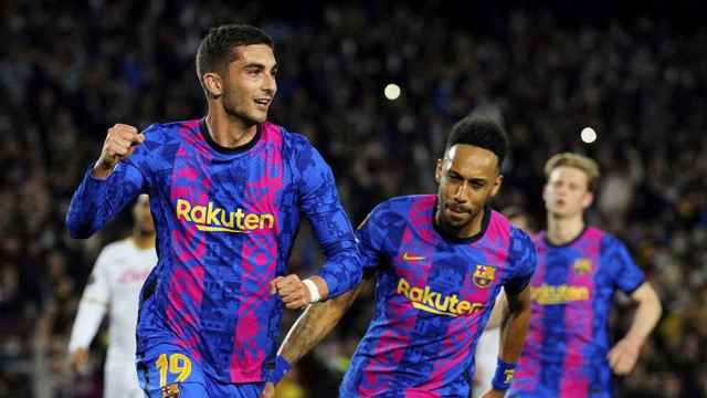 Ferran Torres, sin escudo del Barça o logo de Nike, celebra su gol de penalti contra el Nápoles, en la ida de la Europa League / EFE